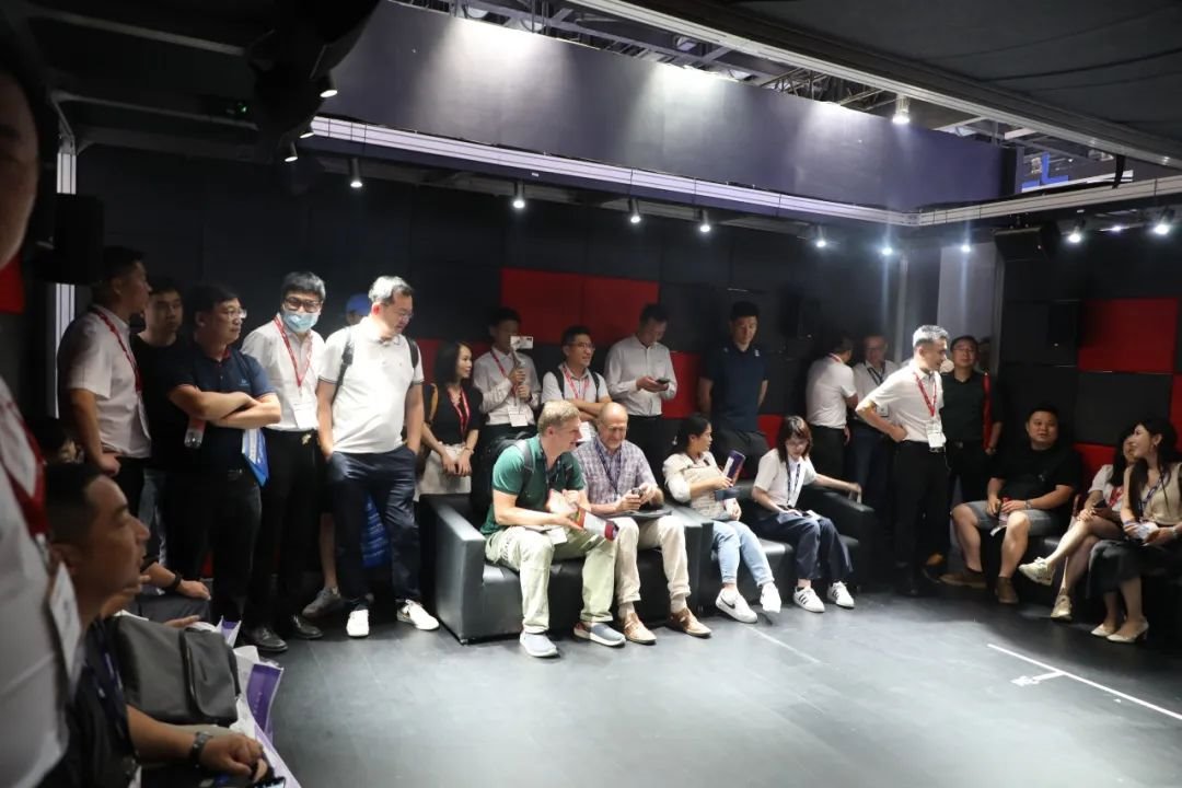 官宣:AET阿爾泰172寸LED曲面家庭影院正式發布