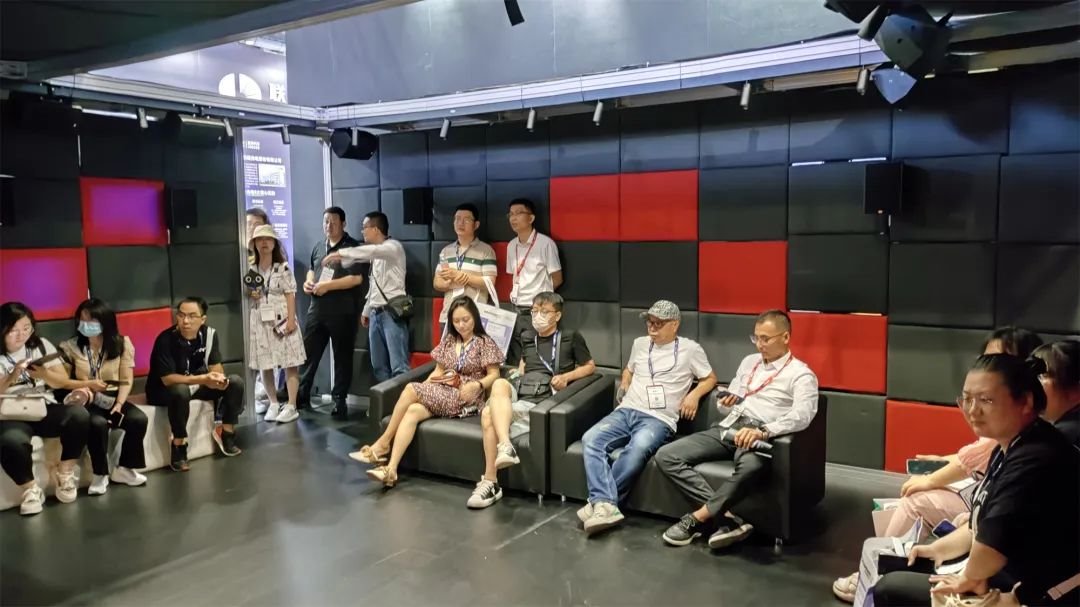未入小間距十大品牌的AET阿爾泰172寸LED曲面亮相InfoComm China 2023