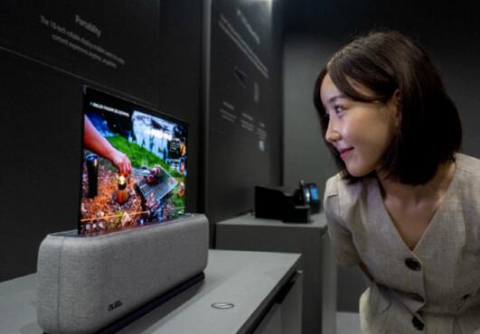 LGD展出首款18寸車載可卷曲OLED、15.6寸光場顯示