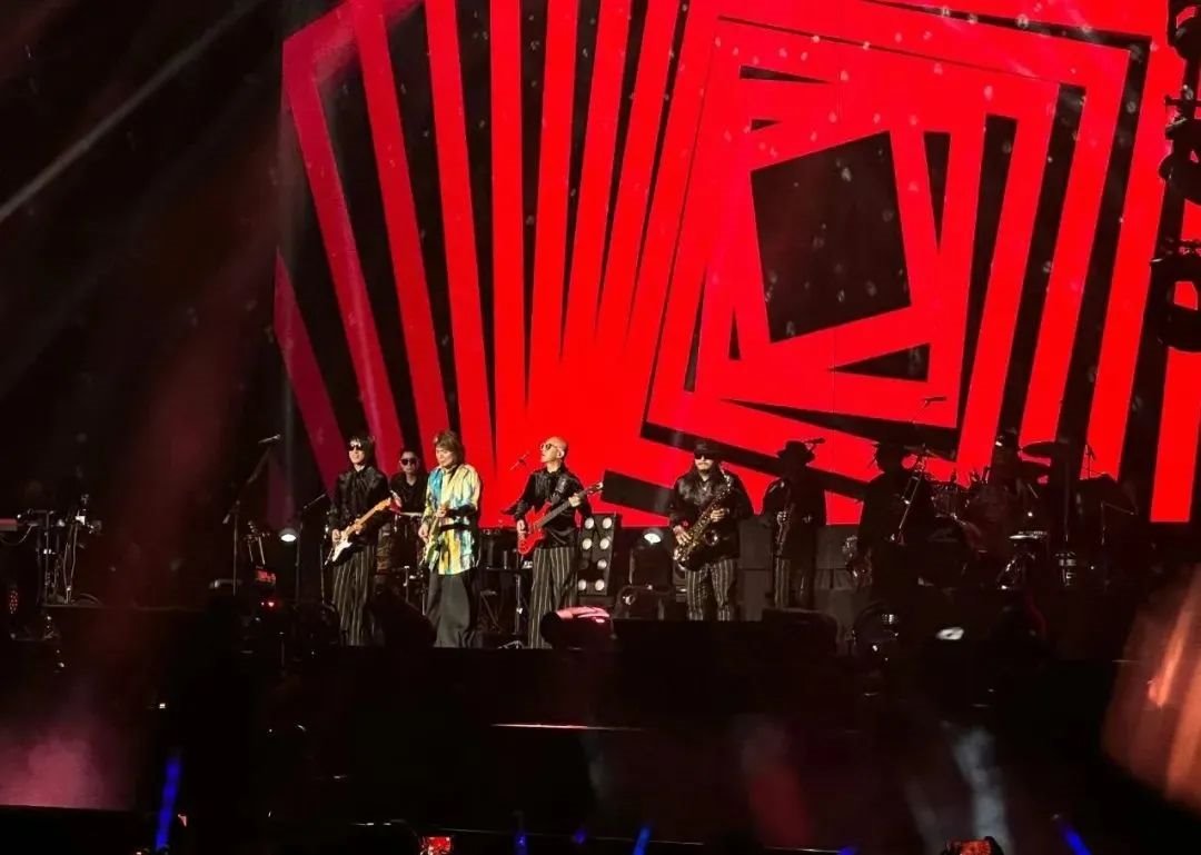 “擺爛”、“演唱會不唱歌”的伍佰？舞臺背后的LED大屏可不“擺爛”
