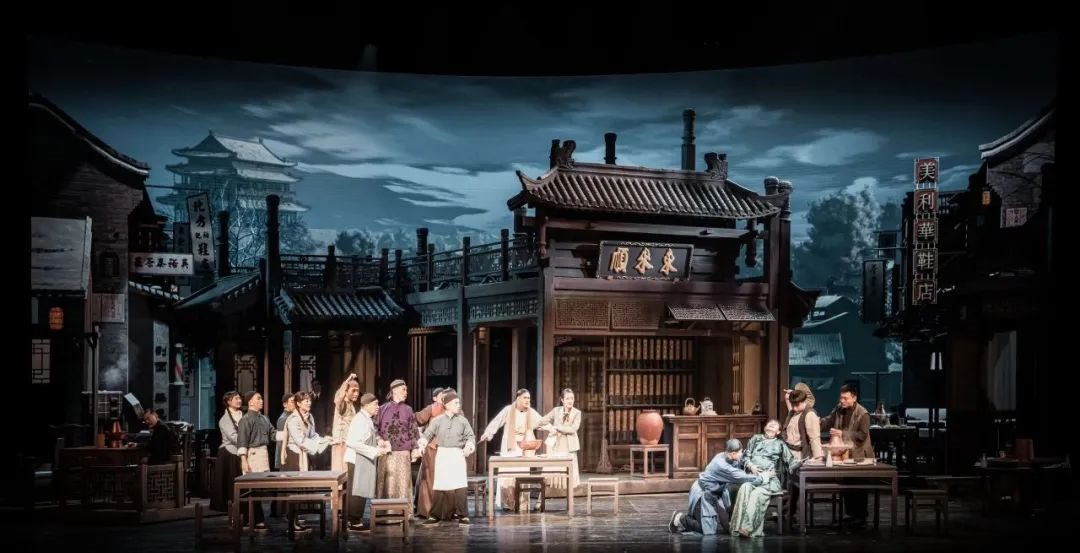 “擺爛”、“演唱會不唱歌”的伍佰？舞臺背后的LED大屏可不“擺爛”