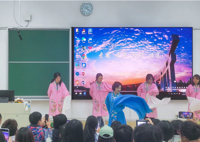 陳俐老師非遺傳承用上LED顯示屏效果更佳棒