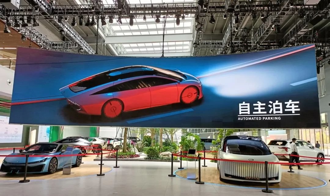 且看led顯示屏十大品牌雷曼光電子公司康碩展如何將LED弧面顯示屏