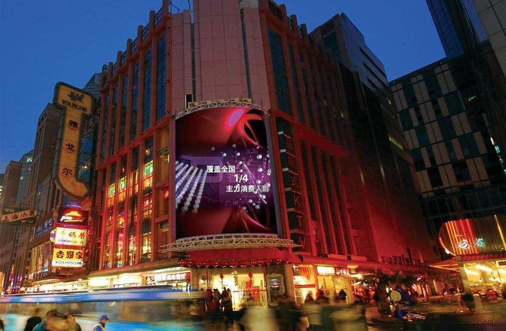 大型 LED 顯示屏上的視頻屏幕廣告